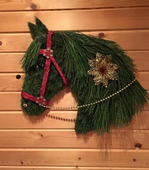 Новогодний конь - символ удачи и благополучия.  