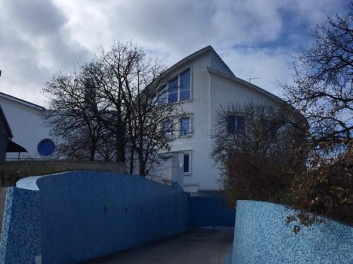 Новороссийская Рублевка: дома с бассейном наизнанку, античные фигуры и недвижимость за 130 миллионов. 05