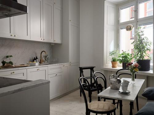 Альбом номер 1. интерьер этой квартиры в красивом 100-летнем здании в Стокгольме получился довольно интересным и ярким. 01