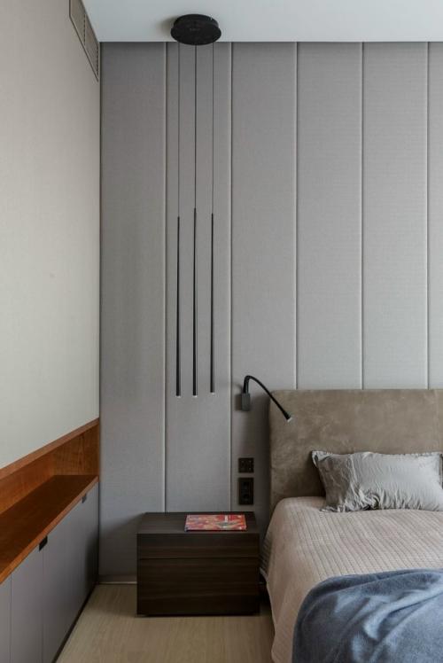 Студия Heut Architects создала сдержанный, продуманный интерьер для молодой пары, которая ценит искусство, хорошие книги и вино. 02