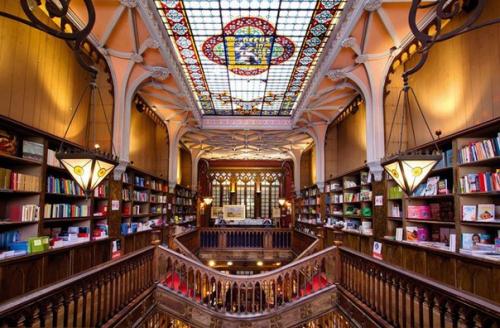 Livraria Lello.  Cамый красивый книжный магазин европы. 05
