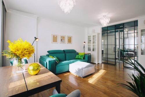 Лаконичный, простой, функциональный, но в то же время, яркий, контрастный и смелый интерьер кухни - гостиной в квартире для молодой пары. 03