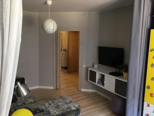 Когда мне не были доступны переезды и ремонты - в детстве у родителей, в студенчестве на съеме - я всегда затевала перестановку мебели. 06