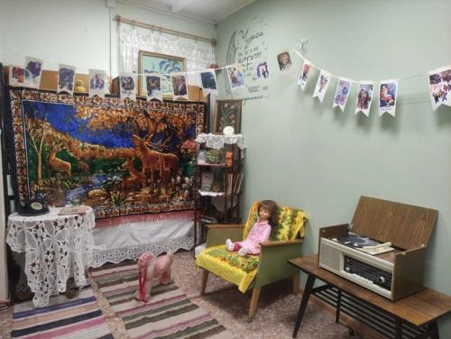 Вот такую ретро - комнату мы создали в библиотеке.