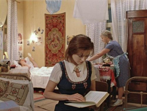 Умерла Вера алентова: 3 интерьера ее героини из фильма Москва Слезам не Верит.