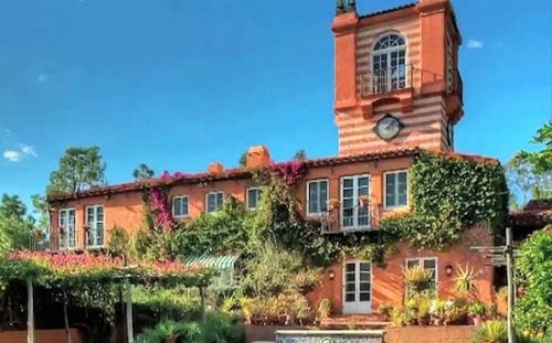 В этот день 1992 года мадонна приобрела особняк постройки 1920-х годов на малхолланд - драйв с видом на голливуд за 5 миллионов долларов. 08