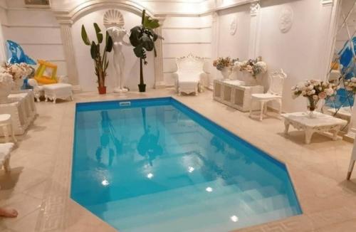 Золотые люстры, статуи и бассейн в форме гроба - как выглядит особняк бывшего депутата Латышева. 02 Золотые люстры, статуи и бассейн в форме гроба - как выглядит особняк бывшего депутата Латышева. 02