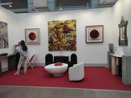 Выставка дизайн интерьера демонстрирует современные тенденции и знакомит с дизайнерскими салонами и художниками. 03