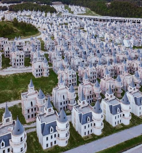 В Турции есть место, которое выглядит так, будто архитектору дали бюджет, вдохновение и полностью отключили чувство меры. 01