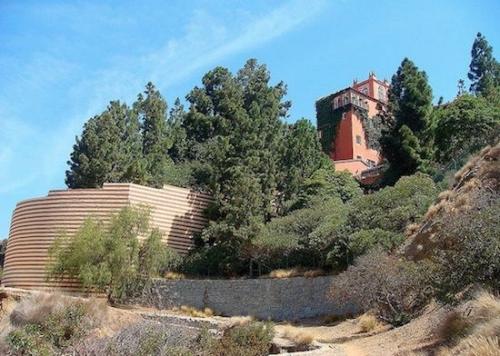 В этот день 1992 года мадонна приобрела особняк постройки 1920-х годов на малхолланд - драйв с видом на голливуд за 5 миллионов долларов. 06