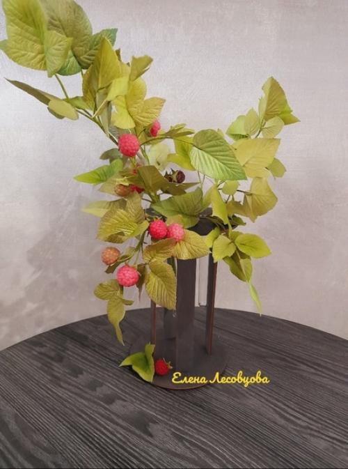 Композиция готова с веточками малины. 03