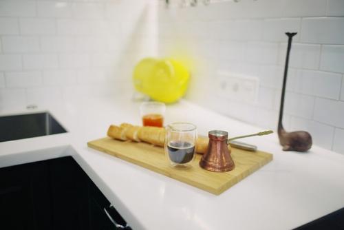 Лаконичный, простой, функциональный, но в то же время, яркий, контрастный и смелый интерьер кухни - гостиной в квартире для молодой пары. 02