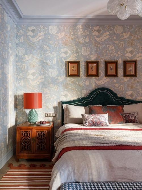 Лишь в том случае, если хочется, чтобы ваша спальня выглядела по-особенному, то сделать это можно, правильно подобрав текстиль. 07