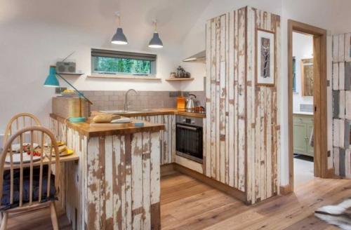 Уютный домик - скворечник в английском лесу. 02