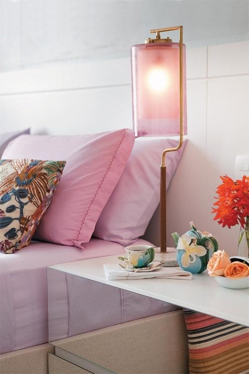 Лишь в том случае, если хочется, чтобы ваша спальня выглядела по-особенному, то сделать это можно, правильно подобрав текстиль. 05