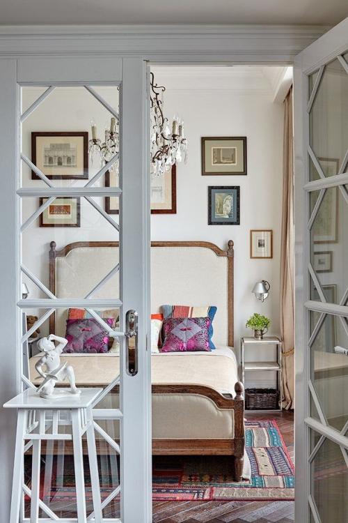 Лишь в том случае, если хочется, чтобы ваша спальня выглядела по-особенному, то сделать это можно, правильно подобрав текстиль. 06