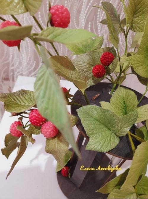 Композиция готова с веточками малины. 06