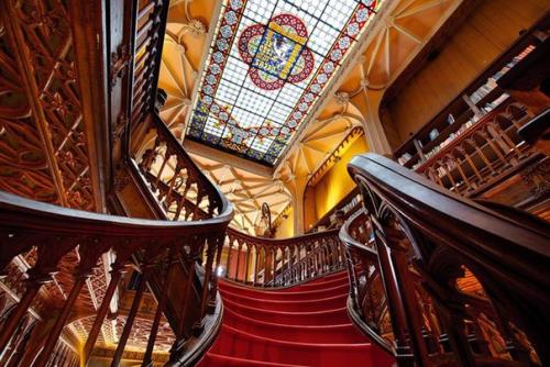 Livraria Lello.  Cамый красивый книжный магазин европы. 09