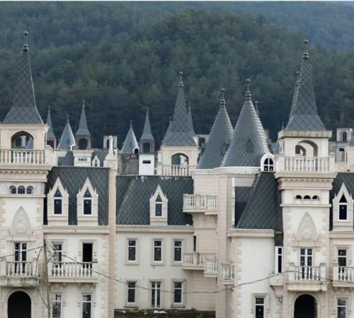 В Турции есть место, которое выглядит так, будто архитектору дали бюджет, вдохновение и полностью отключили чувство меры.
