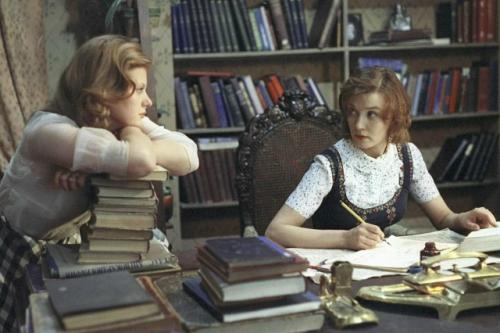 Умерла Вера алентова: 3 интерьера ее героини из фильма Москва Слезам не Верит. 03