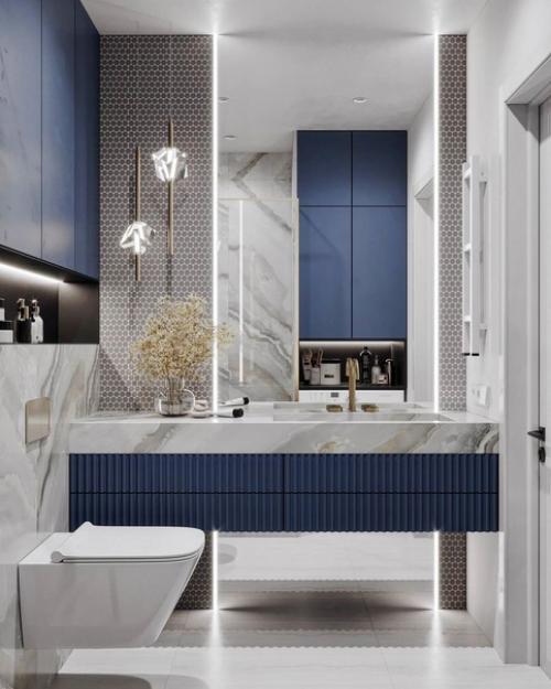 Спальня с санузлом из дизайн - проекта, где акцентом выступает благородный синий оттенок. 06