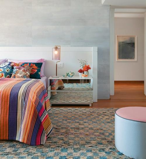 Лишь в том случае, если хочется, чтобы ваша спальня выглядела по-особенному, то сделать это можно, правильно подобрав текстиль. 03