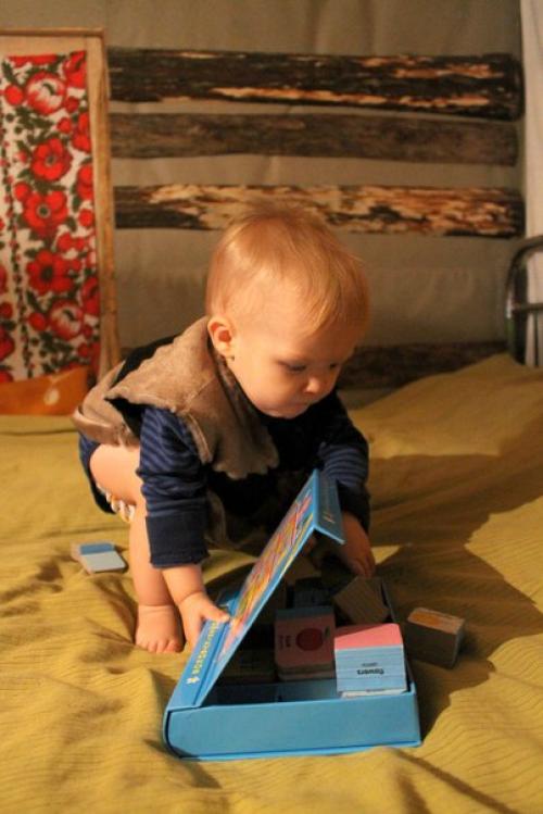 Я редко выкладываю фотографии с интерьером нашего дома - это не с проста пока что у нас далеко до порядка и уюта. 03