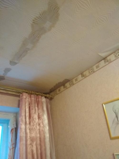 Вместо новогодней ёлки в квартире тазики с водой которая течет из пробитой ломами крыши. 02