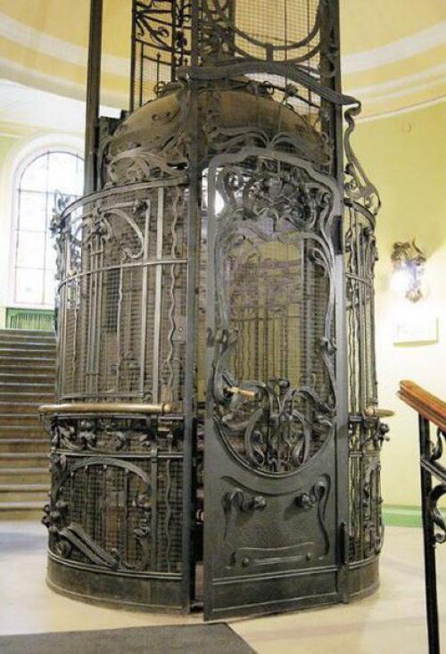 Работающий старинный лифт в доме купца муяки. 01