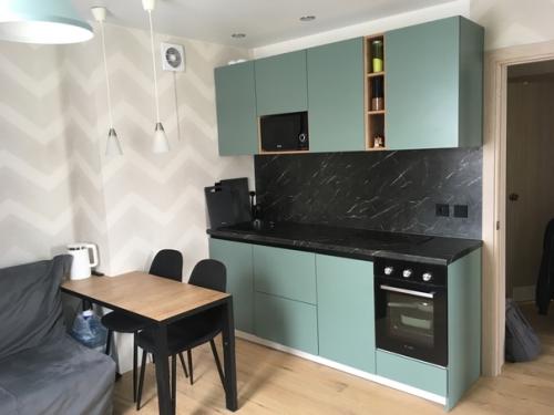 Когда мне не были доступны переезды и ремонты - в детстве у родителей, в студенчестве на съеме - я всегда затевала перестановку мебели. 03