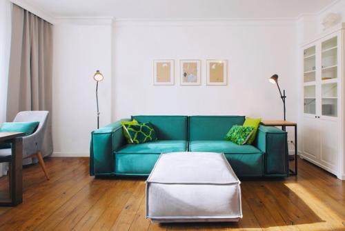 Лаконичный, простой, функциональный, но в то же время, яркий, контрастный и смелый интерьер кухни - гостиной в квартире для молодой пары. 05