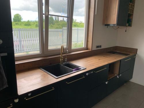 Когда мне не были доступны переезды и ремонты - в детстве у родителей, в студенчестве на съеме - я всегда затевала перестановку мебели. 02