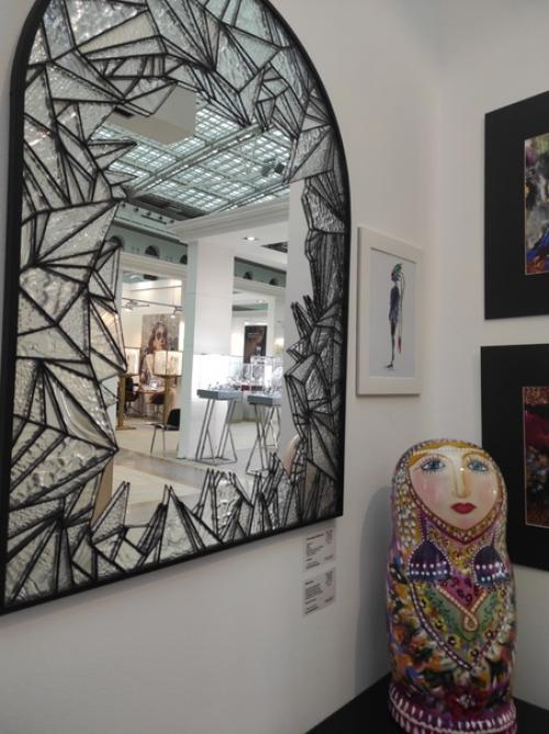 Выставка дизайн интерьера демонстрирует современные тенденции и знакомит с дизайнерскими салонами и художниками. 05