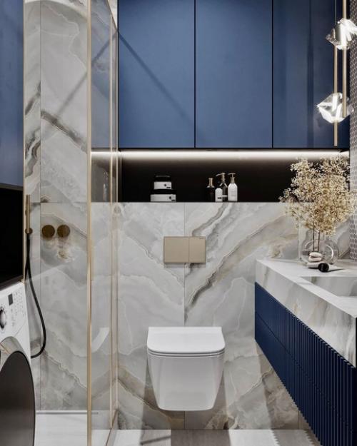 Спальня с санузлом из дизайн - проекта, где акцентом выступает благородный синий оттенок. 07