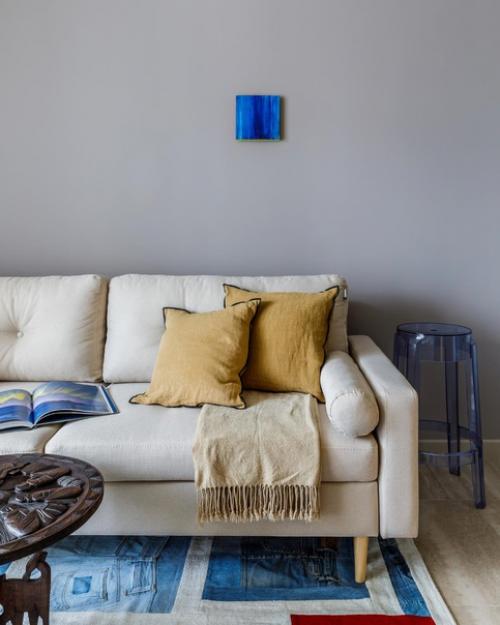 В этой квартире не делали глобального ремонта: покрасили стены, спланировали расстановку мебели, продумали декоративную составляющую. 02