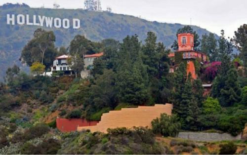 В этот день 1992 года мадонна приобрела особняк постройки 1920-х годов на малхолланд - драйв с видом на голливуд за 5 миллионов долларов. 02