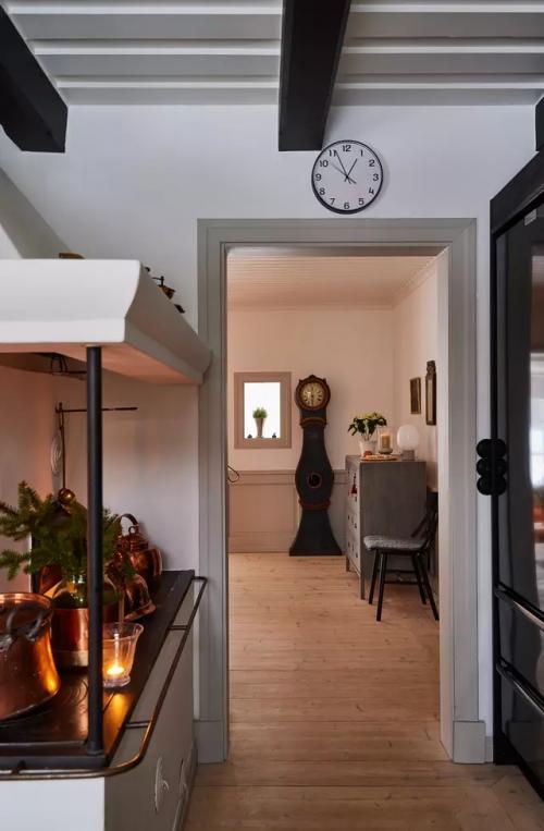 Дизайнер интерьеров Шарлотта савандер отреставрировала старый семейный дом, сочетая скандинавский стиль и антиквариат. 01