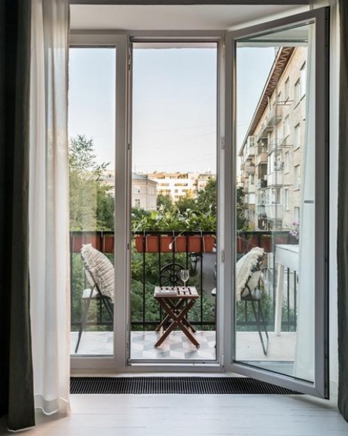 В основе интерьера этой яркой однушки с балконом - эклектика. 04