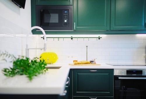 Лаконичный, простой, функциональный, но в то же время, яркий, контрастный и смелый интерьер кухни - гостиной в квартире для молодой пары. 01