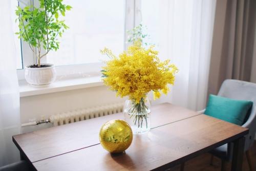 Лаконичный, простой, функциональный, но в то же время, яркий, контрастный и смелый интерьер кухни - гостиной в квартире для молодой пары. 06