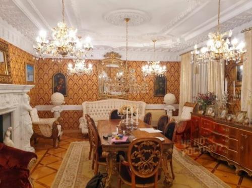 Золотые люстры, статуи и бассейн в форме гроба - как выглядит особняк бывшего депутата Латышева. 07 Золотые люстры, статуи и бассейн в форме гроба - как выглядит особняк бывшего депутата Латышева. 07