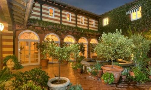 В этот день 1992 года мадонна приобрела особняк постройки 1920-х годов на малхолланд - драйв с видом на голливуд за 5 миллионов долларов. 03