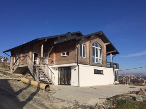 Новороссийская Рублевка: дома с бассейном наизнанку, античные фигуры и недвижимость за 130 миллионов. 02