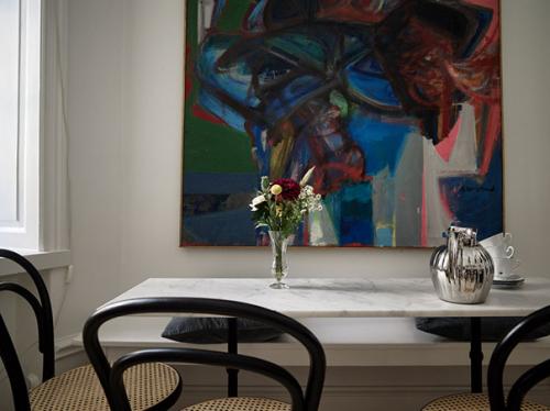 Альбом номер 1. интерьер этой квартиры в красивом 100-летнем здании в Стокгольме получился довольно интересным и ярким. 02