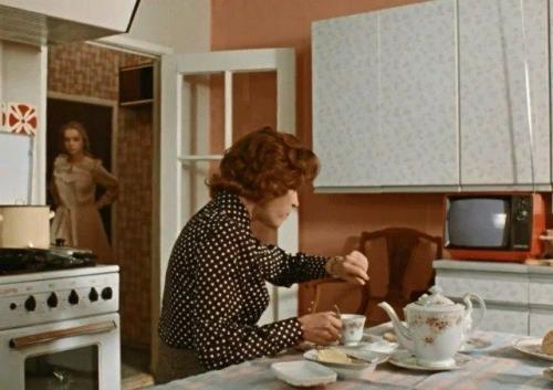 Умерла Вера алентова: 3 интерьера ее героини из фильма Москва Слезам не Верит. 06