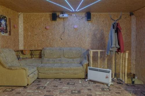 Владельцы гаражей часто называют их своими дачами, где вместо огорода - бетонное поле для творчества. 02