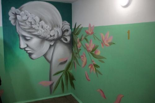 После жалобы Гладкову управляющая компания Белгорода украсила подъезд цветами. 06