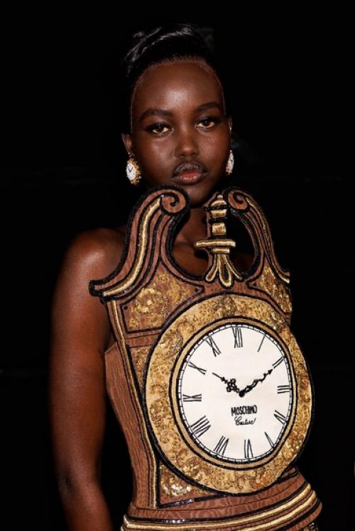 Бренд Moschino представил коллекцию Fall/Winter 2022 на неделе моды в Милане. 02