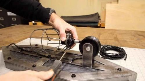 Оригинальный настенный светильник в индустриальном стиле. 02