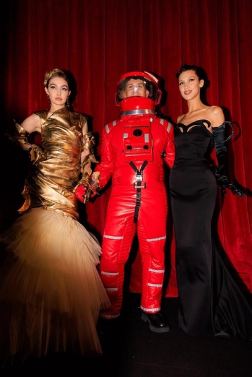 Бренд Moschino представил коллекцию Fall/Winter 2022 на неделе моды в Милане. 03